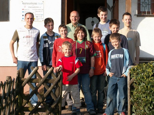 „Gruppenfoto am Abreisetag vor dem Wanderheim Kreuzmoos“