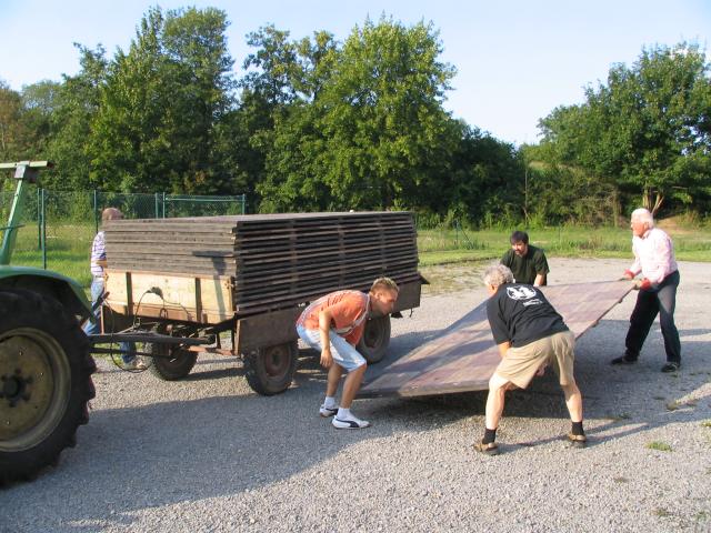 „Aufladen der grossen Bretter zum Transport.“