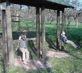 „Clara und Robin beim Schaukeln .. Höher, schneller und weiter“