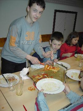 „Pizza für alle; Stefan sorgte für gleiche Portionen“