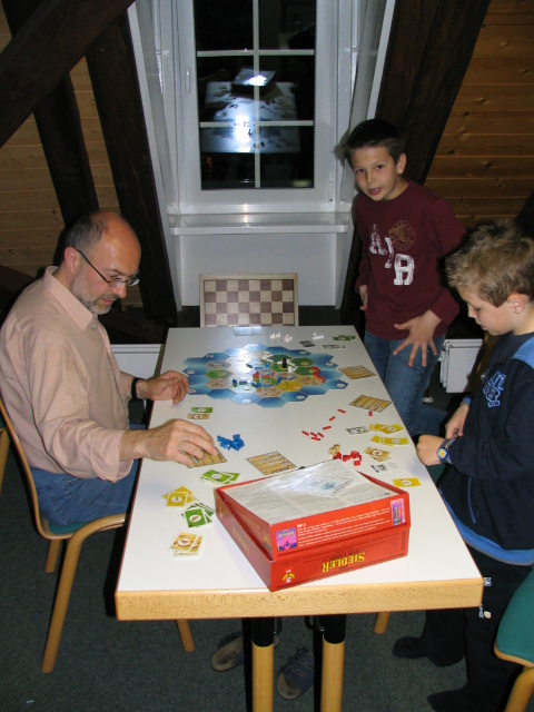 Günter, Kevin und Fabian beim „Siedeln“