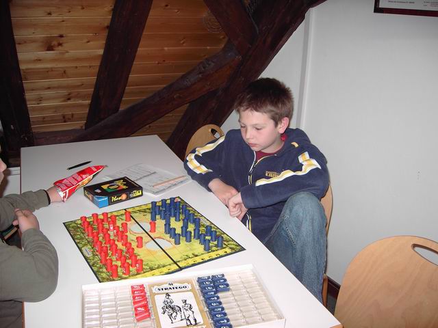 Bei Stratego grübelten die Spieler schon fast so angestrengt wie beim Schach.