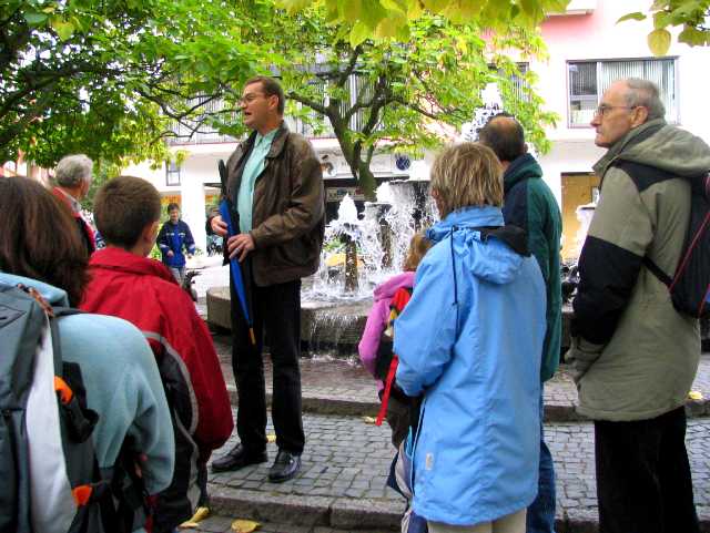 Herr Dill-Korter vor dem Elwedritschebrunnen