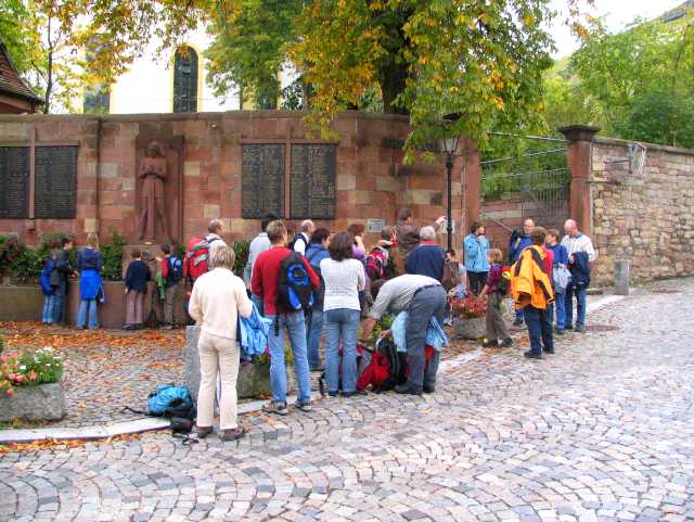 Vor der Kirche in Oberhambach