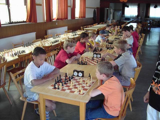 „Die etwas geübteren Schachspieler in der Halle an kleinen Brettern“